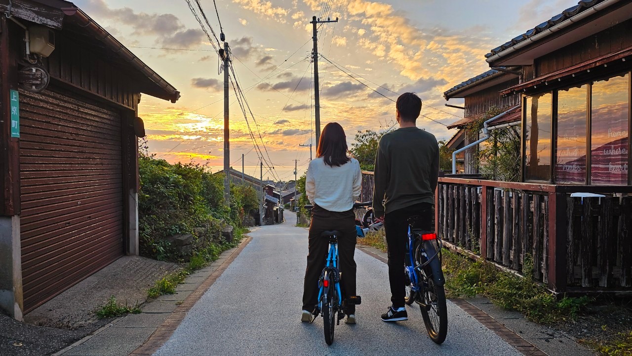 レンタサイクル×カップル旅・美しい相川の夕陽を見にいこう