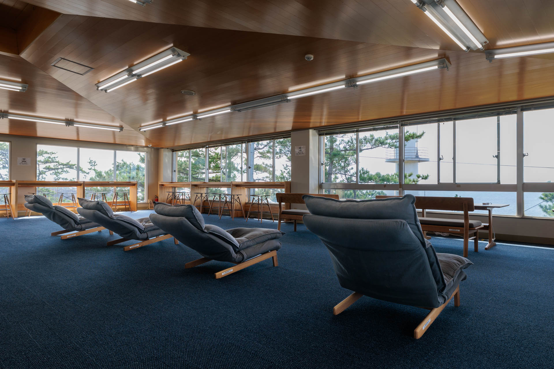 尖閣湾を見渡せる場所に寛げるスペース