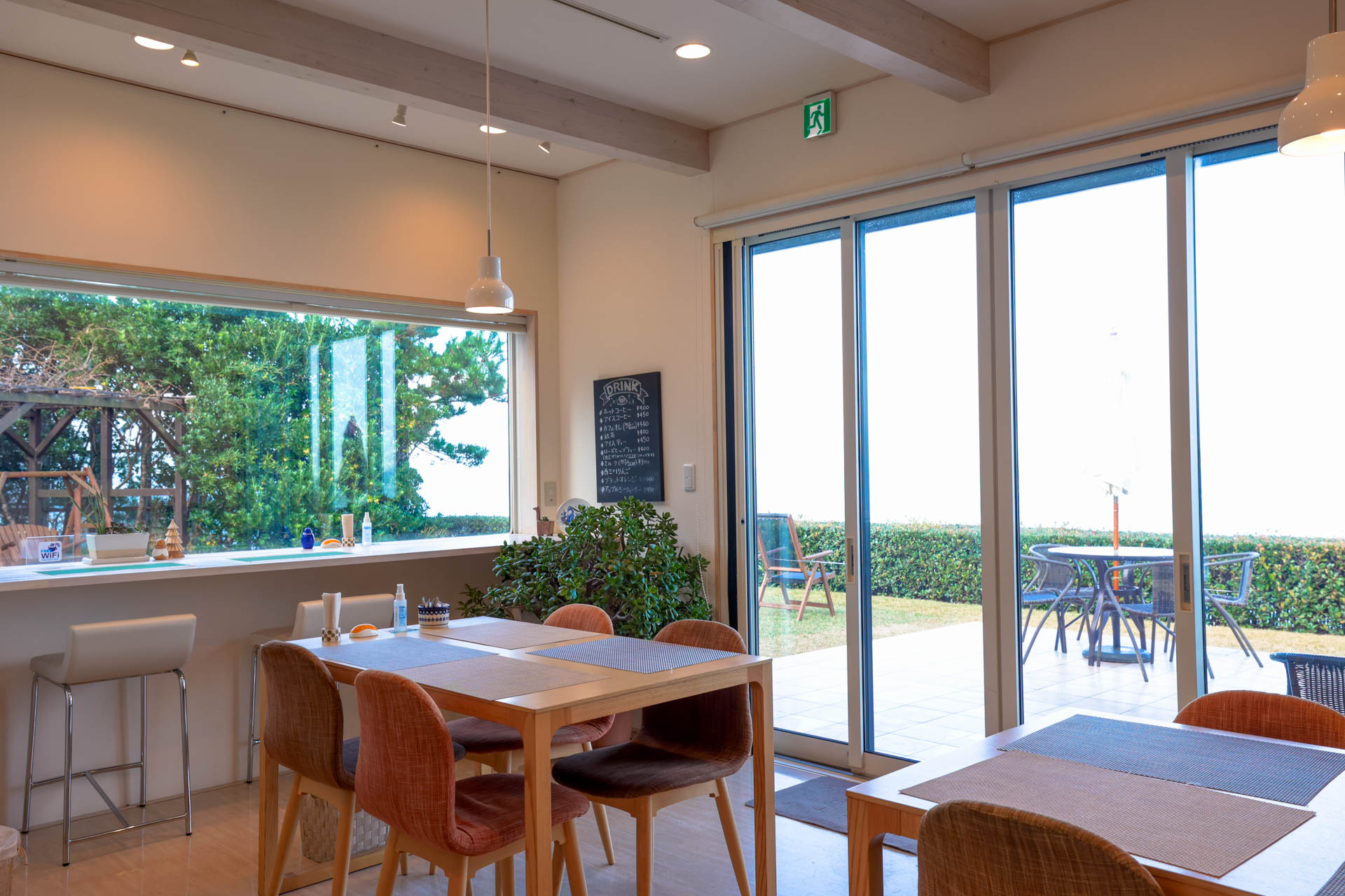 海と花に囲まれた空間で気持ちよく過ごす