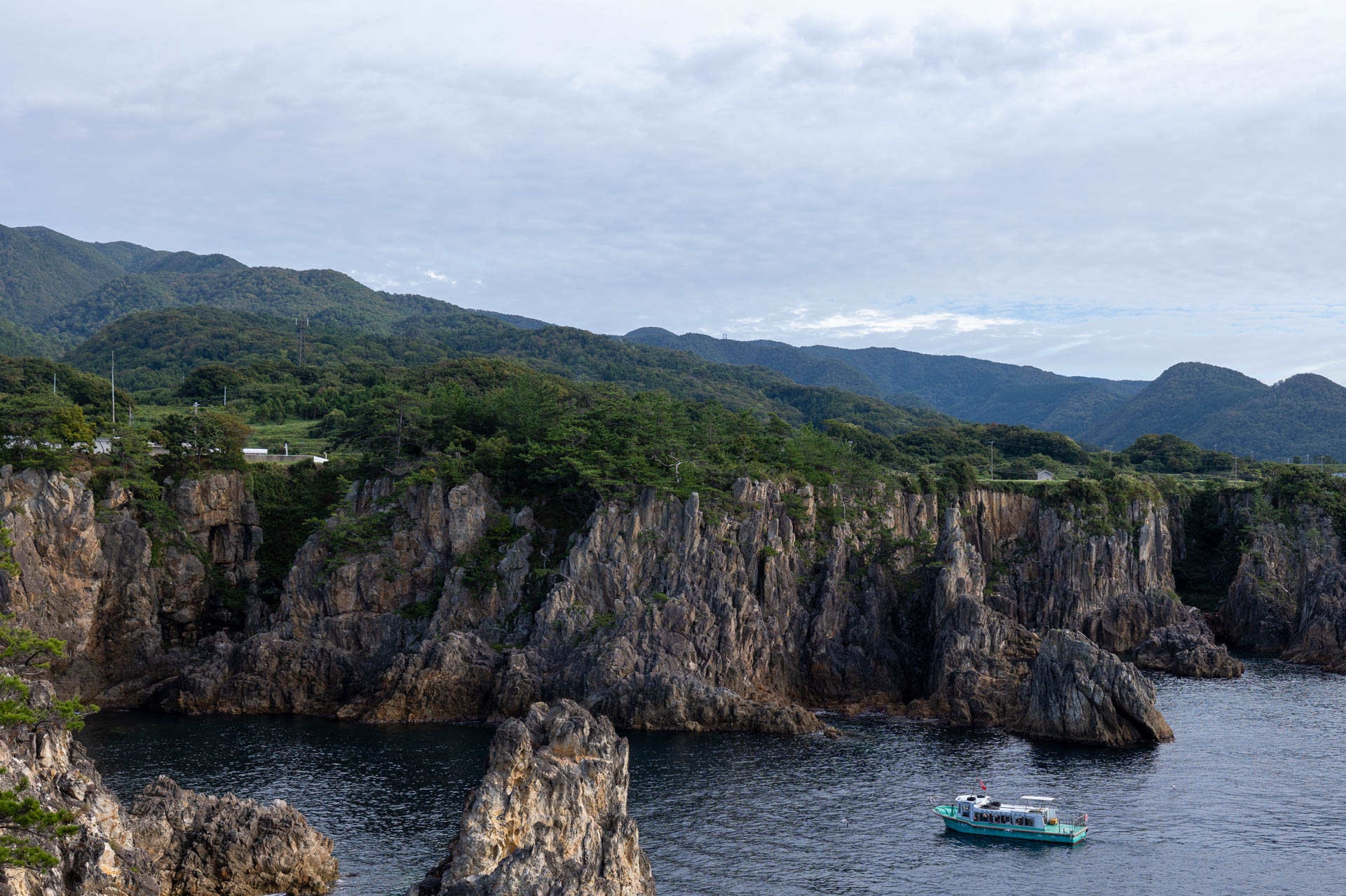 尖閣湾を見渡せる迫力ある景観